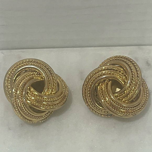 Vintage Gold Tone Chunky Swirl Knot Clip On Earrings - Picture 2 of 4